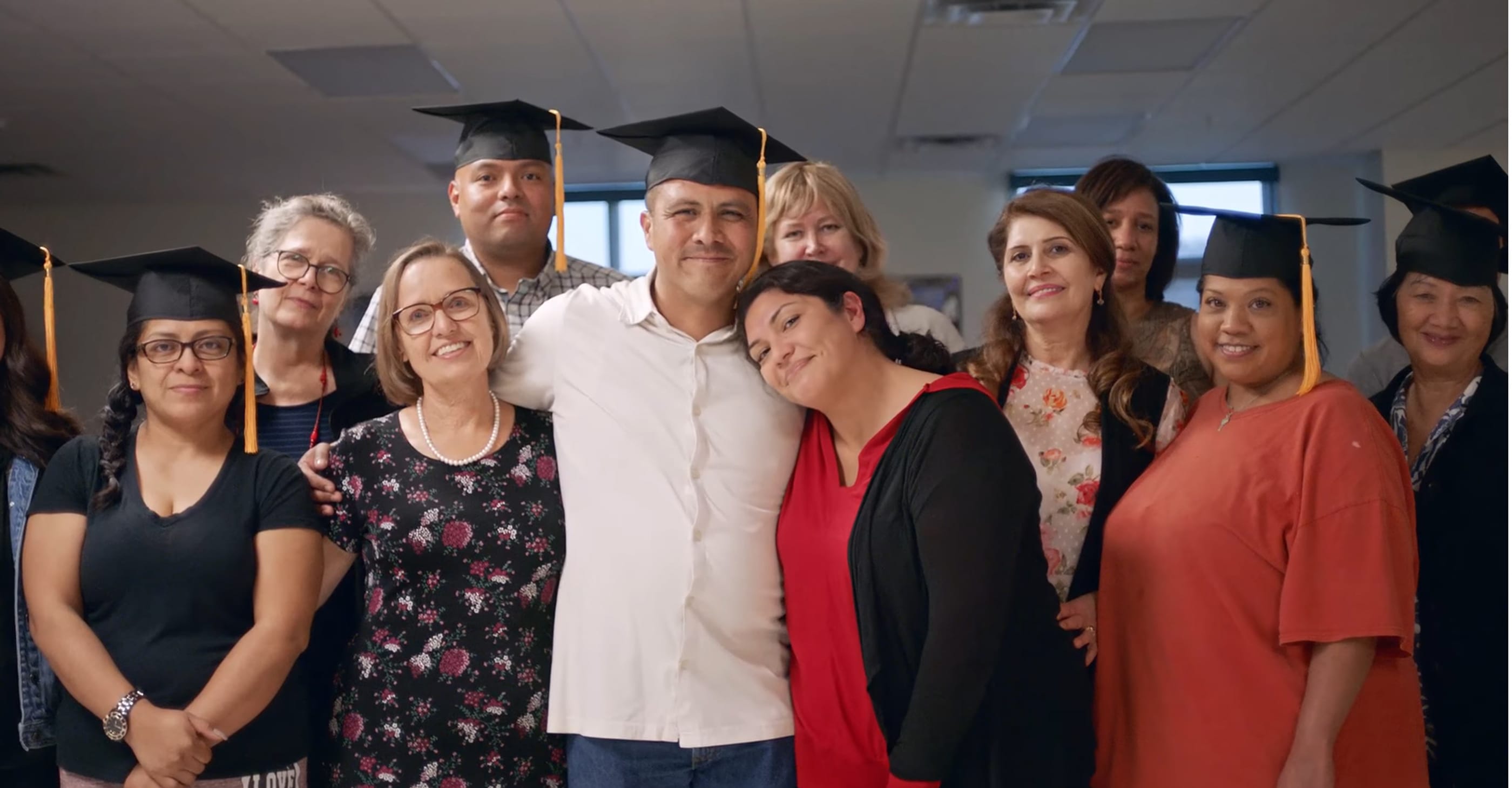 Familiares y amigos celebrando con los  recién graduados