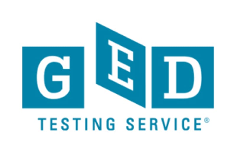 Logotipo del Servicio de Exámenes de GED con G E D en cajas verde azulado